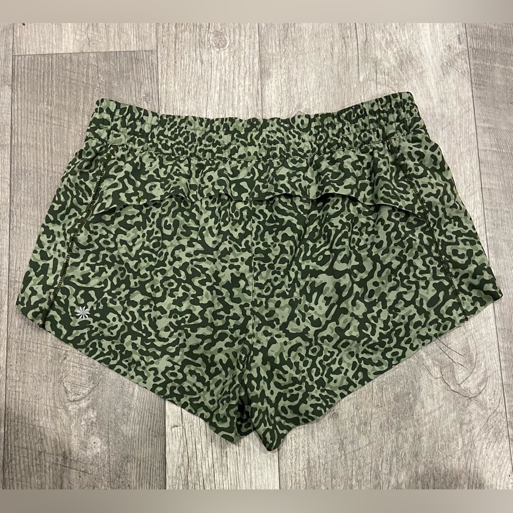 Athleta Women's Green Leopard Print Hustle 3in Shorts Size S Activewear